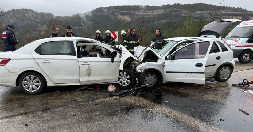 Burdur'da iki otomobil kafa kafaya çarpıştı; 7 ölü, 5 yaralı 