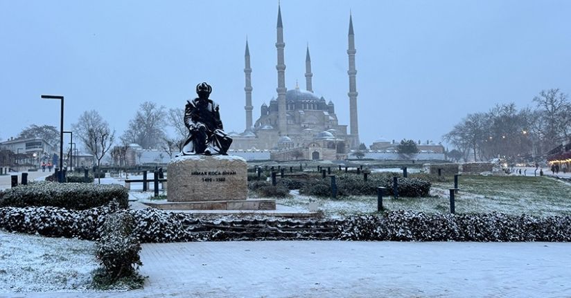 Edirne’de kar yağışı etkili oluyor