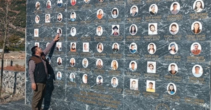 Muhtar, mahallesinde ölen 66 kişi için deprem anıtı yaptırdı