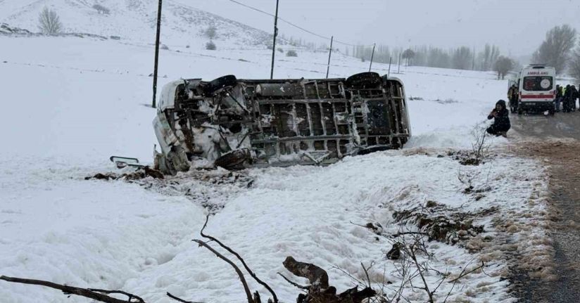 Öğrenci servisi devrildi: 14 yaralı