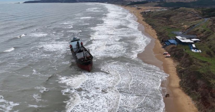 Sarıyer'de karaya oturan geminin son durumu havadan görüntülendi