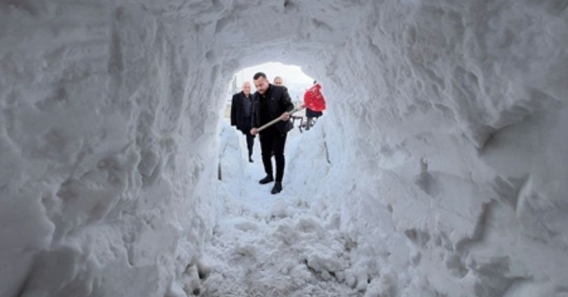 Yüksekova'da esnaf dükkanının önüne kardan tünel açtı