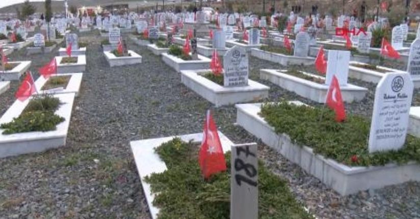  Depremin 3'üncü yıl dönümünde Hatay’da mezarlıklarda hüzün