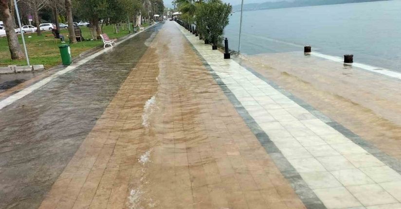 Köyceğiz Gölü taştı, kordon sular altında kaldı
