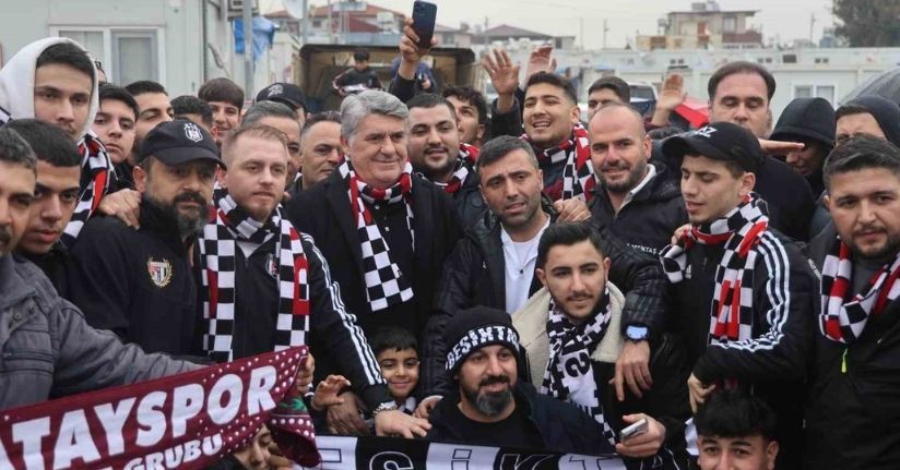 Depremzede çocukların yüzü Beşiktaş’ın hediyeleriyle güldü