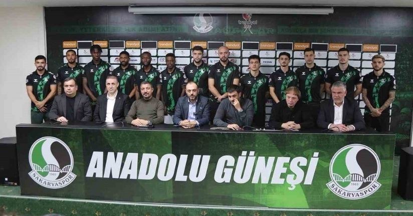 Sakaryaspor’da transferin son gününde 13 imza birden atıldı