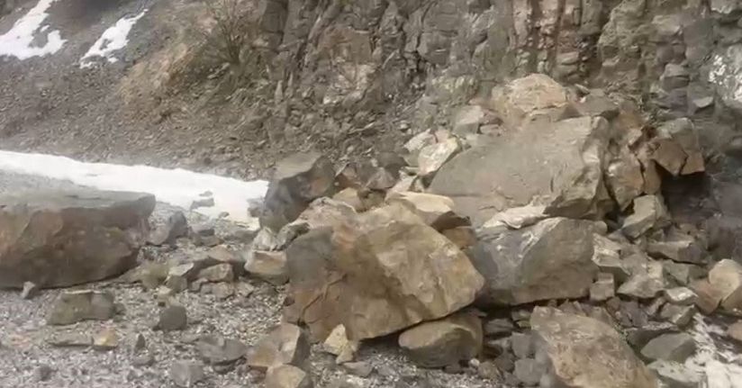 Erzincan’daki 4,9’luk depremin merkez üssünden yeni görüntüler: Kaya parçaları yola böyle düştü