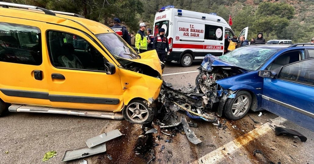 Otomobil, hafif ticari araçla çarpıştı: 1 çocuk öldü, 6 yaralı