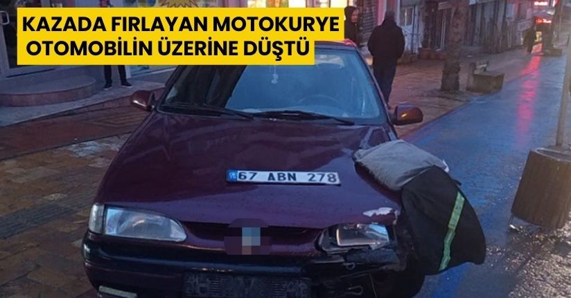 Kazada fırlayan motokurye otomobilin üzerine düştü