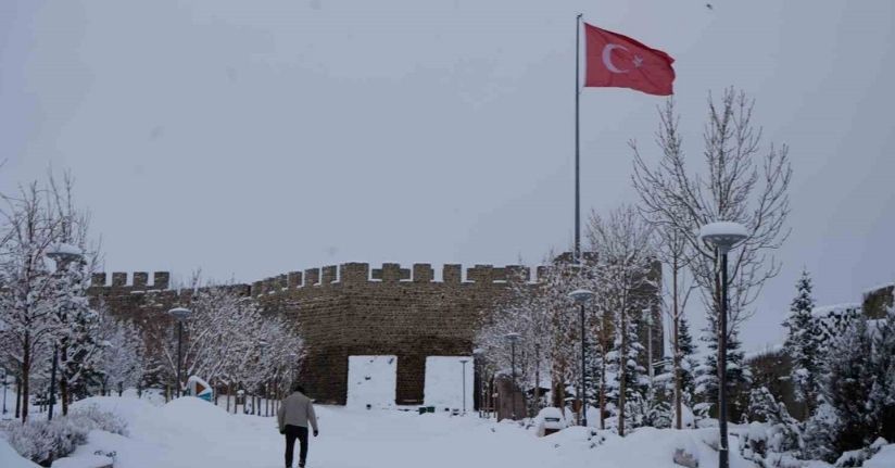 Erzurum yine beyaza büründü: 775 köy yolu ulaşıma kapandı