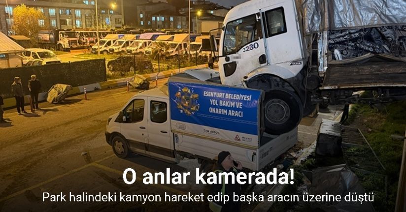 Park halindeki kamyon hareket edip başka aracın üzerine düştü: O anlar kamerada