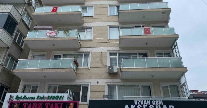 Küçükçekmece’de istinat duvarı çöktü: 6 katlı bina tahliye edildi