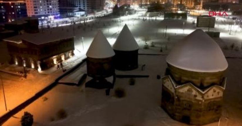 Kar kalınlığının 50 santimetreye ulaştığı Erzurum’da 419 mahallenin yolu kapandı