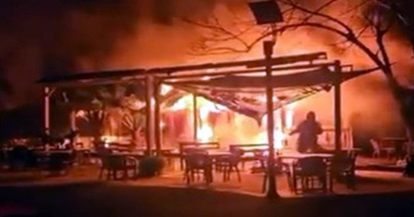  Avcılar'da parkın içindeki kafe alev alev yandı