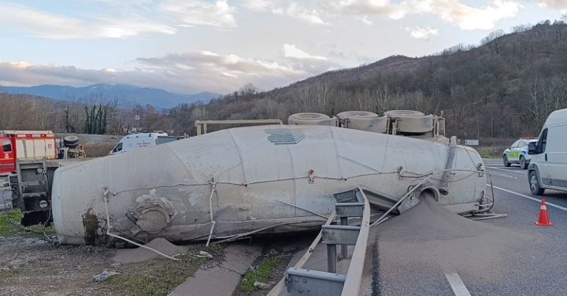 Refüje devrilen tankerin sürücüsü öldü