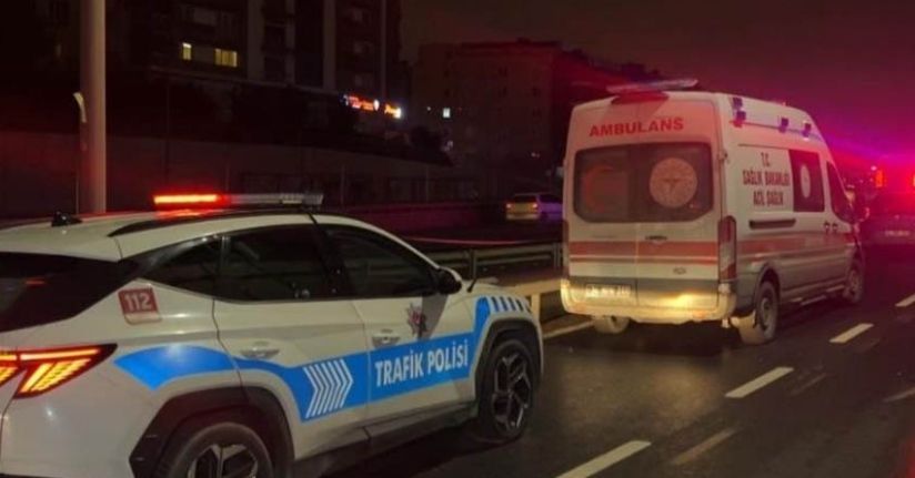 Küçükçekmece’de seyir halindeki motosiklet, temizlik aracının altına girdi: 2 ölü