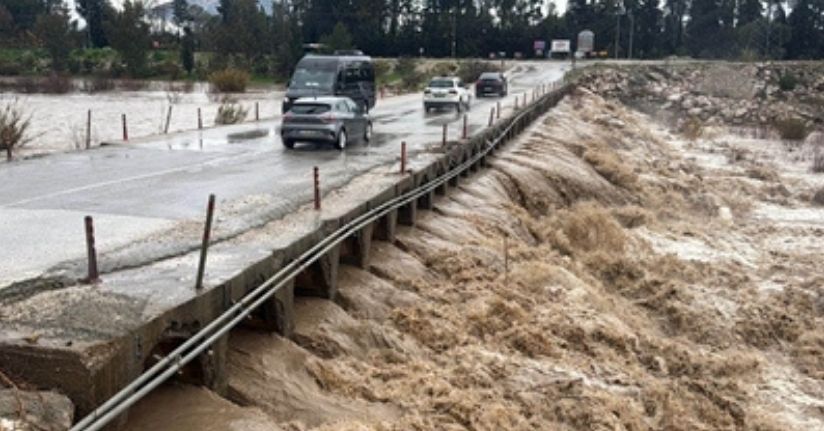 Antalya'yı sağanak vurdu; 7 ilçede okullar tatil edildi