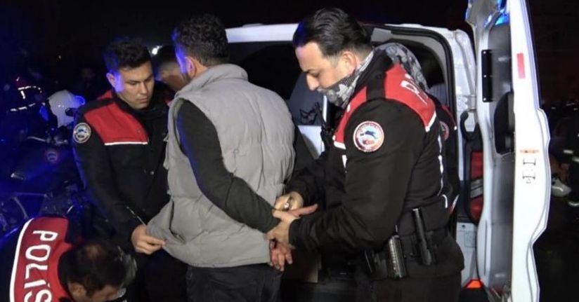 Benzin dökerek hem kendinin hem de kız arkadaşının aracını yaktı