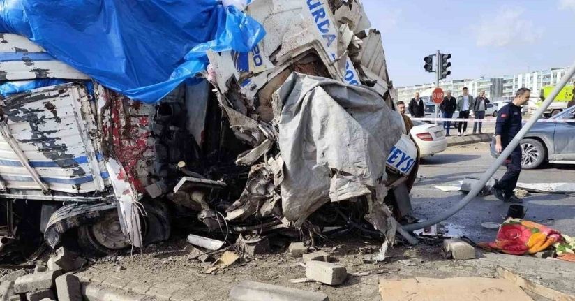 Şanlıurfa’da freni patlayan kamyon araçların arasına daldı: 1 ölü, 3 yaralı