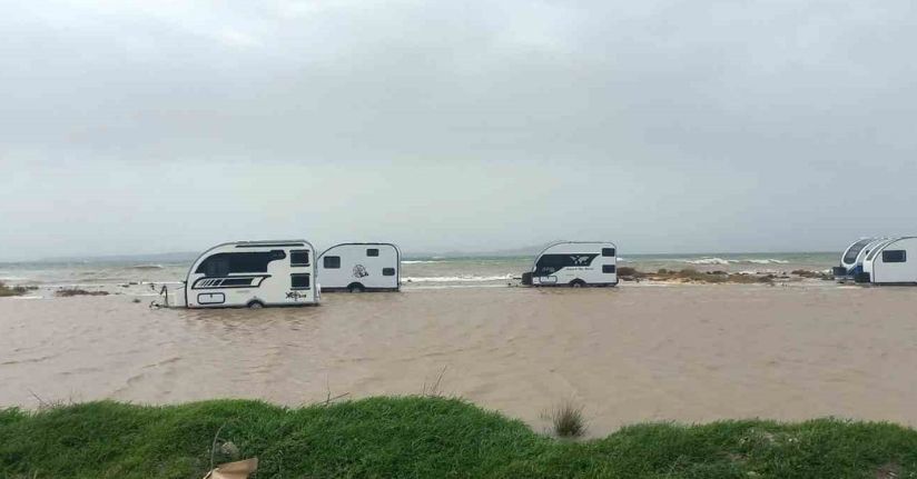 Ezine’de karavanlar su altında kaldı