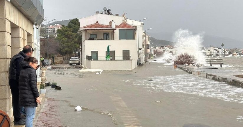 Ayvacık’ta kara ile deniz birleşti