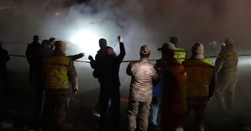 Gümüşhane’de yangın sonrası ekipler çalışırken ahşap ev çöktü