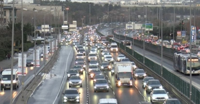  İstanbul'da haftanın ilk iş gününde bazı noktalarda trafik yoğunluğu yaşandı