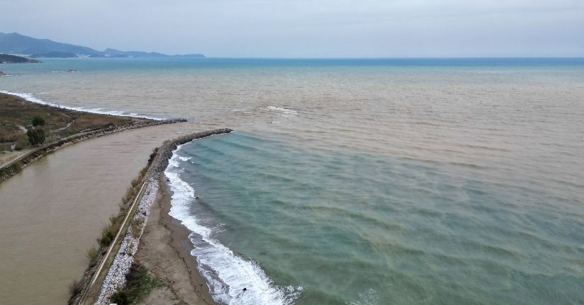 Derelerden akan sel suyu, Akdeniz’i kahverengiye bürüdü