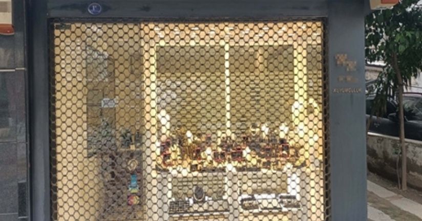 Son anda kapıyı kapatan kuyumcu, soygunu önledi