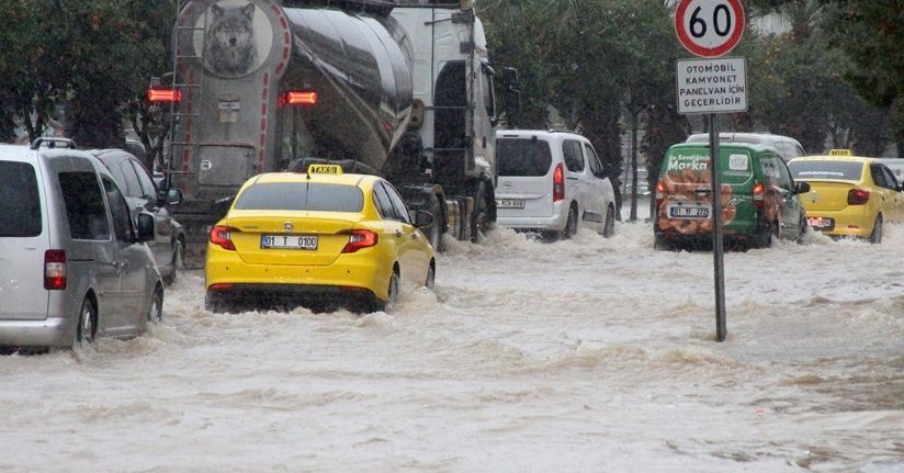 Adana’da sağanak yağışta yollar göle döndü