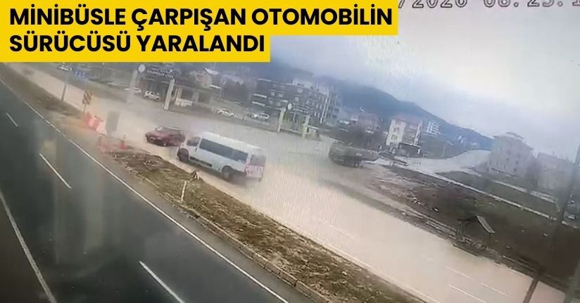 Minibüsle çarpışan otomobilin sürücüsü yaralandı: Kaza anı kamerada