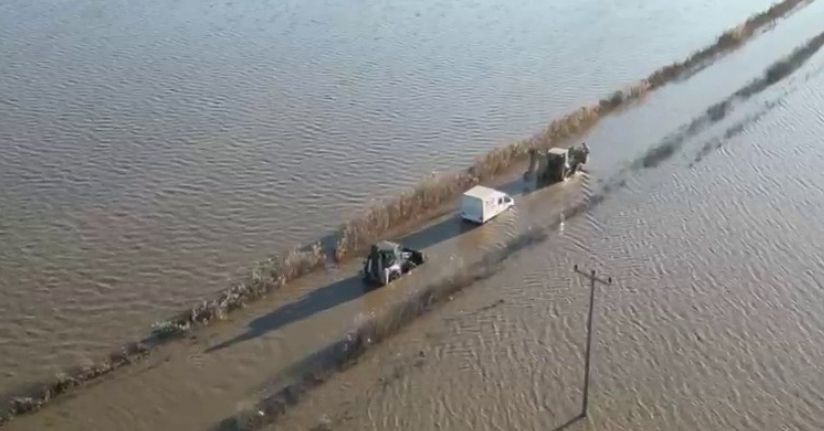Sel sularında araçta mahsur kalan sürücü ekiplerce kurtarıldı