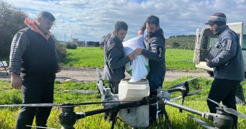 Yağmurdan çamura dönen tarlalarda çiftçi çözümü dronda bulduYağmurdan çamura dönen tarlalarda çiftçi çözümü dronda buldu