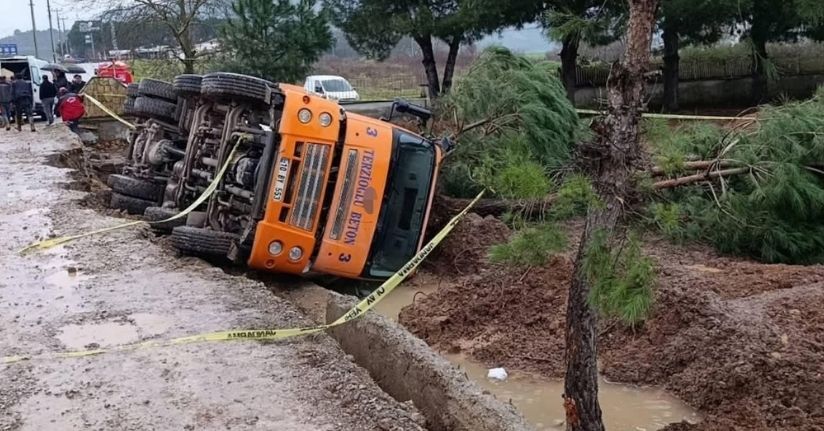 Balıkesir’de zemin çökünce beton mikseri devrildi: 1 ölü, 1 yaralı