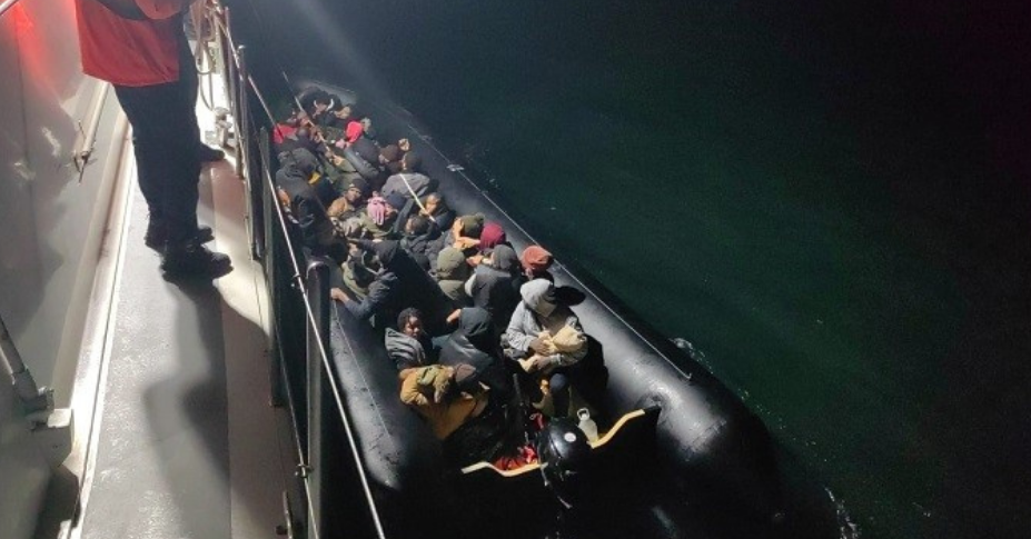 İzmir açıklarında 59 düzensiz göçmen yakalandı