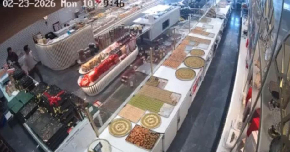 Sürücüsünün kontrolünü kaybettiği otomobilin pastaneye girdiği an kameraya yansıdıSürücüsünün kontrolünü kaybettiği otomobilin pastaneye girdiği an kameraya yansıdı