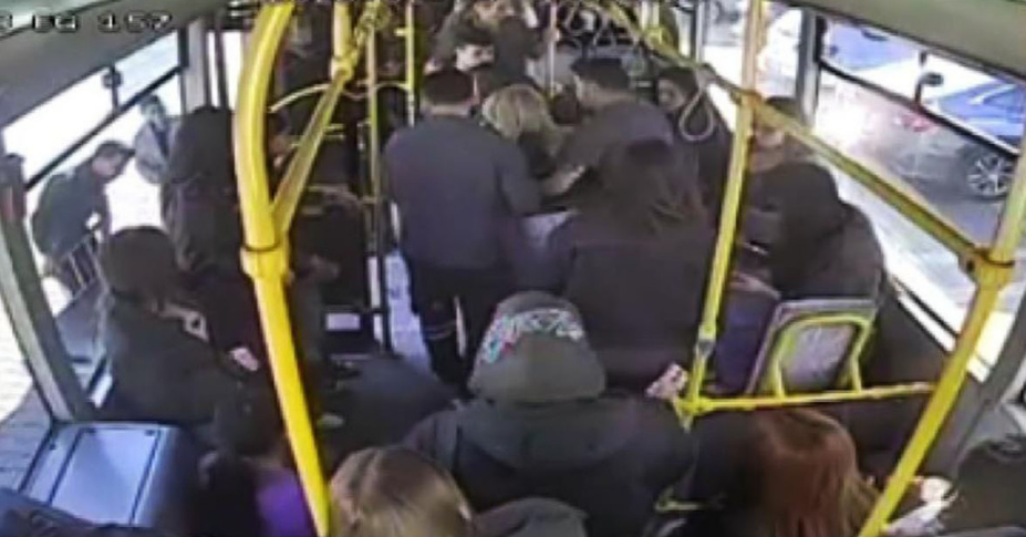 Minibüste rahatsızlanan yolcu için güzergahını değiştirdi, hastaneye yetiştirdi