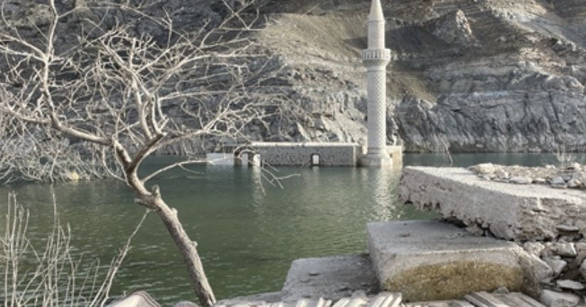 Baraj suları çekildi, ortaya çıkan köyde anılar tazelendi