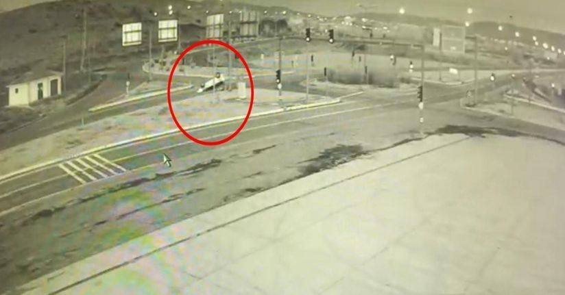 Hafif ticari araç, direğe çarparak takla attı; kaza kamerada