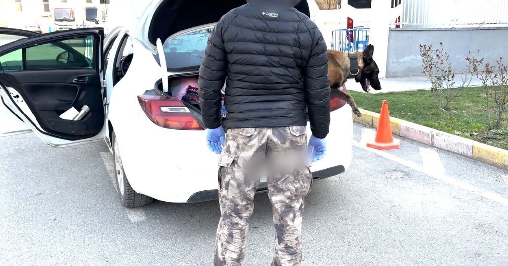 Aracında 50 kilo uyuşturucuyla yakalanan şüpheli tutuklandı