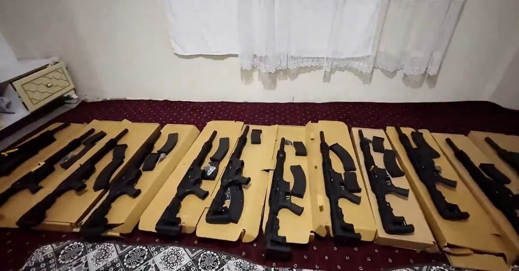 Şanlıurfa’da volkanik bazalt taşlarının altında cephanelik ele geçirildi: 8 gözaltı