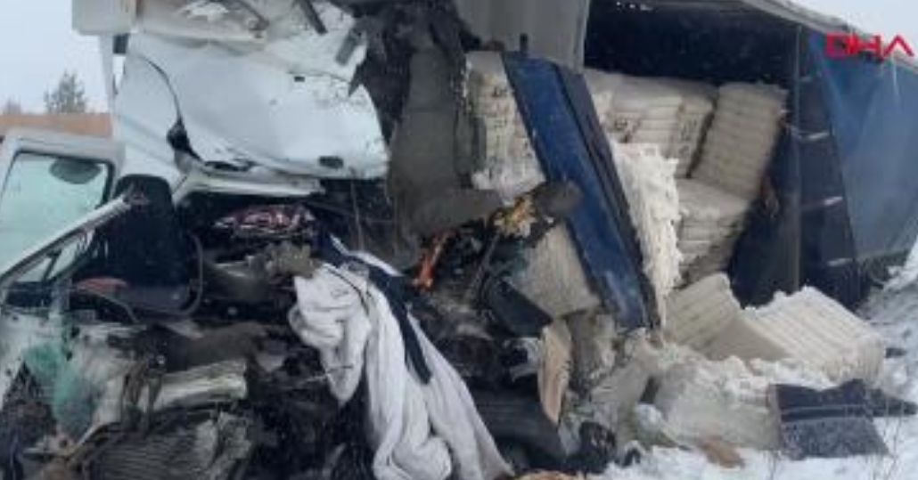 Sivas'ta 2 TIR çarpıştı: 1 ölü, 2 yaralı