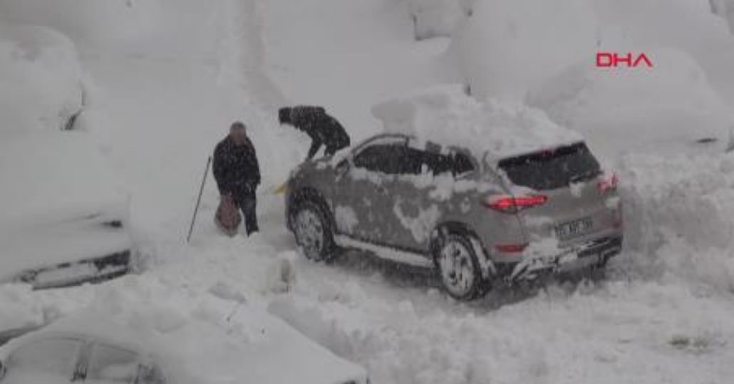 Hakkari'de 210 yerleşim yeri yolu kapandı; araçlar kara gömüldüHakkari'de 210 yerleşim yeri yolu kapandı; araçlar kara gömüldü