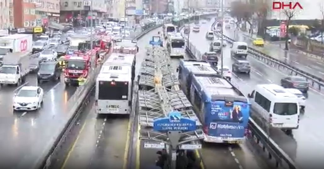  Avcılar'da iki metrobüs çarpıştı: 5 yaralı 