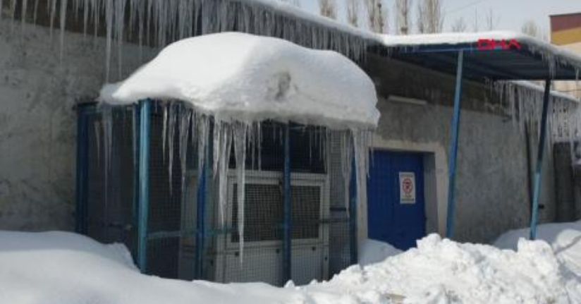 Termometreler eksi 18’i gördü, binalarda 3 metrelik buz sarkıtları oluştu