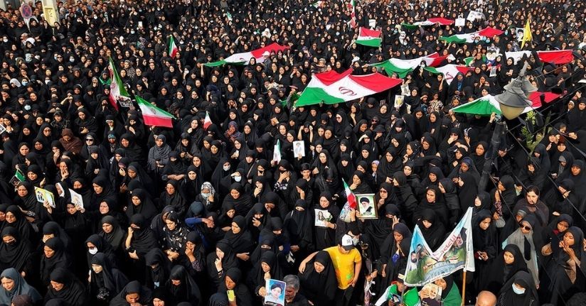 İran'daki okul saldırısında ölenler için cenaze töreni