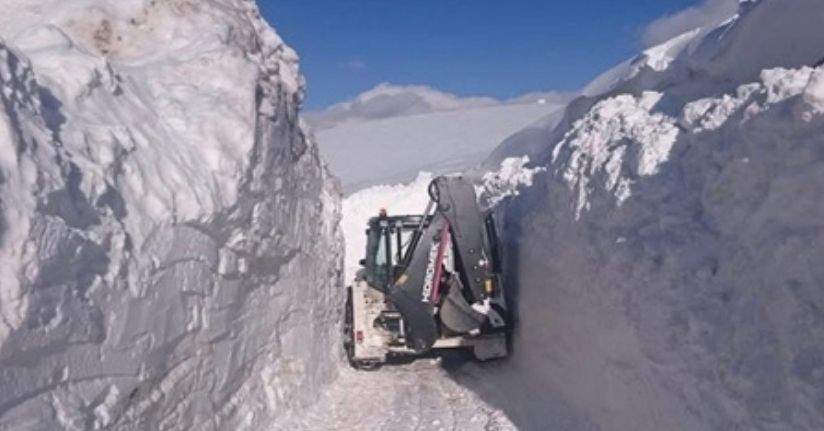 Van'ın İran sınır hattındaki askeri üs bölgelerinde 4 metre karla mücadele
