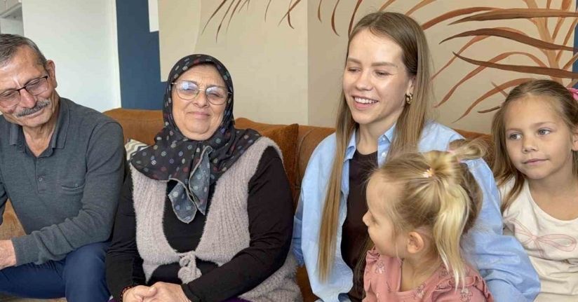 Türk eşinin babaannesine abdest aldırıp seccadesini serdi, 11 milyon izlenip gönüllerin gelini oldu