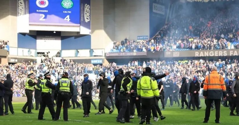 Rangers–Celtic derbisinde saha karıştı