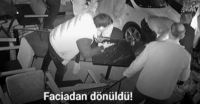 Otomobil kafeye daldı: 2 yaralı